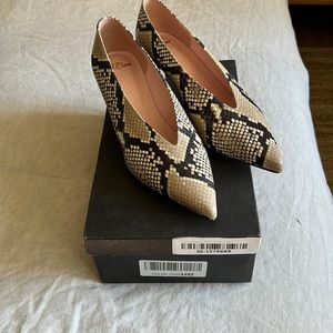 New with box and bag V-cut pumps in snakeskin print